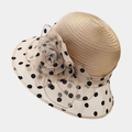 Detail eines eleganten beigen Sonnenhuts mit Organza-Blume und schwarzen Tupfen - Einheitsgröße / Khaki