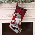 Chaussette de Noël rouge avec gnome skieur et bordure à carreaux sur cheminée - Gnome de Ski Base Rouge (F-W255)