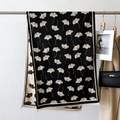 Sciarpa calda spessa tipo cashmere con motivo a foglie di ginkgo e nappe - Nero
