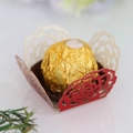 Dettaglio della confezione di cioccolato rosso traforato con motivo a rosa e oro - Rosso Brillante Riflettente