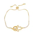 Elegante pulsera de mano de Fátima dorada con perla central y cierre ajustable táctil - Mano de Hamsa