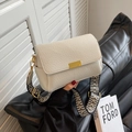 Petit sac bandoulière blanc en cuir synthétique avec sangle large géométrique - Large Bandoulière Jacquard/Motif Litchi / Blanc Cassé
