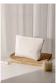 Dettaglio della borsa trucco color crema con trama a bolle ed etichetta H&R BAG - Texture a Bolle 3D / Beige