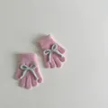 Detalle de guantes de punto rosas con lazo azul y textura de felpa suave y cálida - Aprox. 2-6 Años / Rosa