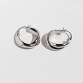 Pendientes de aro minimalistas en plata con elegante acabado metálico cruzado - Oro Blanco