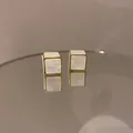 Boucles d'oreilles carrées dorées avec incrustation de marbre blanc sur miroir - Style Texture Nacre Blanche Bordure Dorée / Blanc