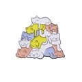 Simpatico pin smaltato con una pila di gatti colorati a forma di piramide - Quattro gatti colorati impilati