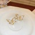 Detalle de dos pequeñas pinzas para el cabello de mariposa dorada con perlas y cristales - Pinzas de Pelo de Mariposa Doradas (2 Piezas)