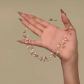 Dettaglio della collana di perle e cristalli rosa con perle fluttuanti e chiusura a moschettone - Rosa-Bianco-Perla