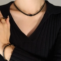 Set gioielli 3 pezzi con zirconi neri irregolari e placcatura in oro su modella - Collana Nera