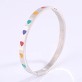 Détail de l'envers du bracelet en acier titane argenté avec cœurs en émail coloré - émail Cœur Argenté