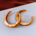 Detalle de pendientes en C de resina con patrón de carey ámbar y pasadores de plata fina - Forma C Café (Poste de pendiente de plata)