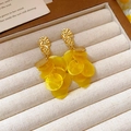 Vue macro de boucles d'oreilles feuilles dorées avec disques jaunes sur plateau velours - 10# Tige en argent-Jaune-Rond