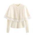 Eleganter beiger Strickoberteil mit weißem Spitzen-Overlay und edlen Perlenknöpfen - S / Gebrochenes Weiß