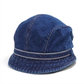 Detalle de sombrero tipo pescador de mezclilla azul oscuro con costuras naranjas y reflejo - M (56-58cm) / Azul oscuro
