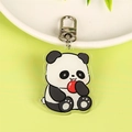 Simpatico portachiavi panda in acrilico con palla rossa e moschettone in argento su sfondo verde - Portachiavi Panda (Palla Rossa)