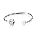 Brazalete de acero de titanio plateado con flor de cristal y detalle de perla blanca - Color Acero (KB123088-K)