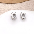 Minimalistischer Buchstabe C Ohrstecker in Silberoptik auf weißem Displayständer - Silber Buchstabe C