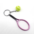 Dettaglio portachiavi con mini racchetta da tennis rosa e pallina gialla su bianco - 2*9CM / Viola