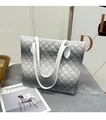 Dettaglio della borsa tote sfumata grigia con trama trapuntata e logo Sunnysky oro - Grigio Sfumato