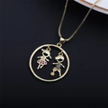 Dettaglio della collana dorata con ciondolo silhouette bimbi e pietre colorate preziose - Catena a Scatola-Ragazzo Ragazza Calcio