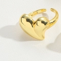 Verstellbarer offener Ring mit einem großen skulpturalen goldenen Herz, poliertes Finish - Unregelmäßiges Herz