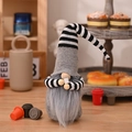 Graue Weihnachts-Gnom-Figur mit gestreifter Strickmütze und kleiner Kaffeetasse - Gestreifter Hut Kaffee Gnom Grau