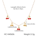 Dettaglio della collana a ciliegia dorata con ciondolo rosso da 1,3 cm e perle bianche - Catena di Perle Pendente a Ciliegia (HC-N40606)
