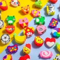 Gomme colorate a forma di animali e frutta su sfondo giallo e blu vista dall'alto - Stile Pieno
