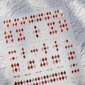 Stickers ongles mats avec motif losange gaufré rouge et doré, modèle M-805 - Style Argyle Britannique (M-805)
