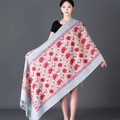 Châle bleu aspect cachemire avec broderie florale rouge et bordures à franges fines - 200cm / Gris Argent