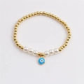 Bracelet œil de protection avec perles dorées et perles blanches sur fond blanc - Bleu