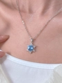 Elegante collar de copo de nieve plateado con gema azul claro y circonitas blancas - Estilo de Copo de Nieve con Gema de Estrella Azul Claro (Tono Oro Blanco 7935)