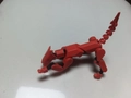 Action figure robotica rossa stampata in 3D con giunti flessibili e coda di scorpione mecha - Cane Poliziotto Rosso