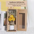 Getrocknete gelbe Sonnenblume in Glasflasche mit Geschenkbox aus braunem Kraftpapier - Sonnenblume