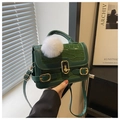 Dettaglio borsa a tracolla verde scuro motivo pietra con chiusura dorata e pompon morbido - Con ciondolo a palla di pelo bianca / Verde