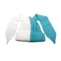 Berretto in maglia bicolore bianco e verde acqua con lunghe orecchie da coniglio - M / Bianco+Blu Lago