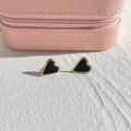 Detailansicht der Herz-Ohrstecker mit schwarzer Emaille und goldenem Metallrand - Schwarz (DEK511)