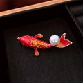 Dettaglio di una spilla carpa koi in smalto rosso e arancio con una perla bianca su velluto - Spilla Da 25# - Rosso - Bianco