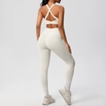 Vista posterior de sujetador deportivo cruzado y leggings de yoga de cintura alta en blanco - S / Top Y Pantalón / Marfil Claro