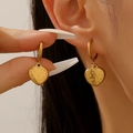 Goldene herzförmige Ohrringe mit strukturierter Erdbeer-Oberfläche für Damen-Schmuck - Gold Erdbeer Textur Herz Ohrringe (8091)