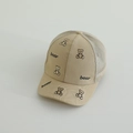 Gedetailleerde close-up van beige beurborduursel en mesh op de kinderpet tegen de zon - 50-52CM / Khaki