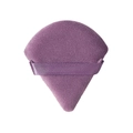 Detalle de una borla de polvos triangular violeta suave con asa de cinta de raso - Púrpura Uva