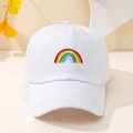 Vorderansicht einer weißen Baumwoll-Baseballkappe mit bunter Regenbogen-Stickerei vor hellem Hintergrund - Einheitsgröße / Weiß