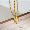 Detailansicht der 18K vergoldeten Herzanhänger Halskette mit Maßen von 40+5cm und 15mm - Goldene 3D-Halskette mit länglichem Herzen