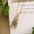 Detail der beweglichen Hasen-Halskette mit blauen und weißen Kristallen auf Gold-Boxkette - Dunkelblauer Strass