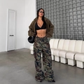 Vintage Camouflage Damen-Cargohose mit niedriger Taille, olivgrüner Jacke und schwarzem Top - S / Tarnung (Q1287)