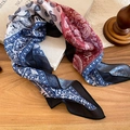 Dettaglio della collana foulard in seta con stampa paisley vintage in stile boho - Stile Paisley Caffè Rosso Blu