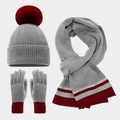 Detailansicht des Winter-Stricksets mit grau-burgunderrotem Hut, Schal und Touchscreen-Handschuhen - Hellgrau