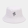 Dettaglio del ricamo a fungo nero sul cappello bucket in cotone bianco di alta qualità - Taglia unica / Bianco